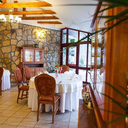 Hotel Rebajlo Pila Bagian luar foto