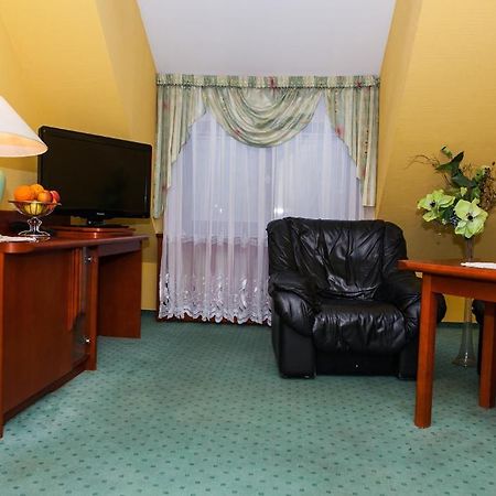 Hotel Rebajlo Pila Bagian luar foto