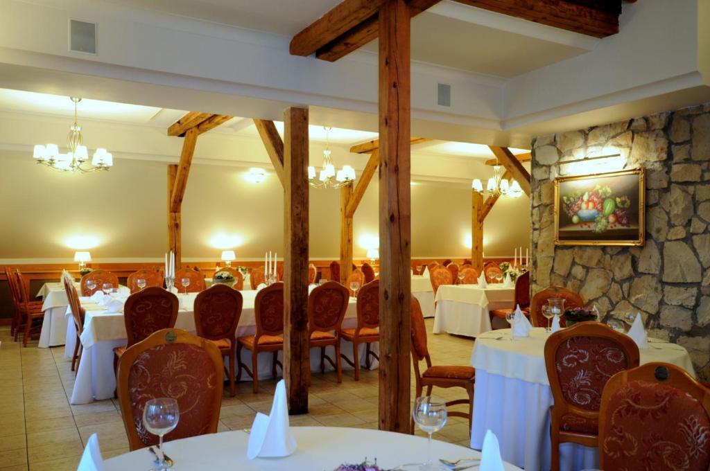 Hotel Rebajlo Pila Bagian luar foto