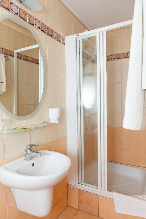 Hotel Rebajlo Pila Bagian luar foto