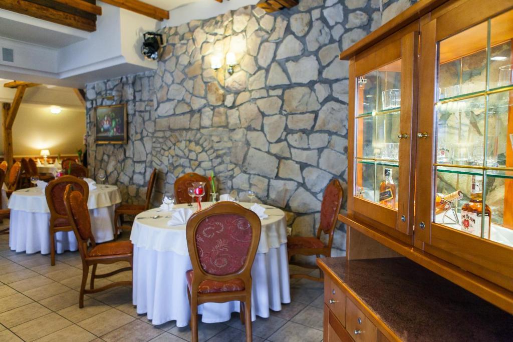 Hotel Rebajlo Pila Bagian luar foto